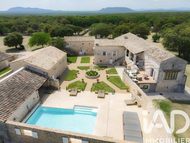 Maison - 910 m² - 20 pièces