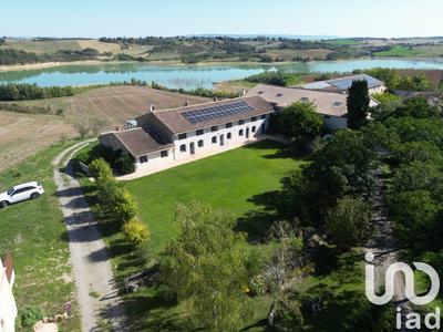 Maison - 1 828 m² - 50 pièces