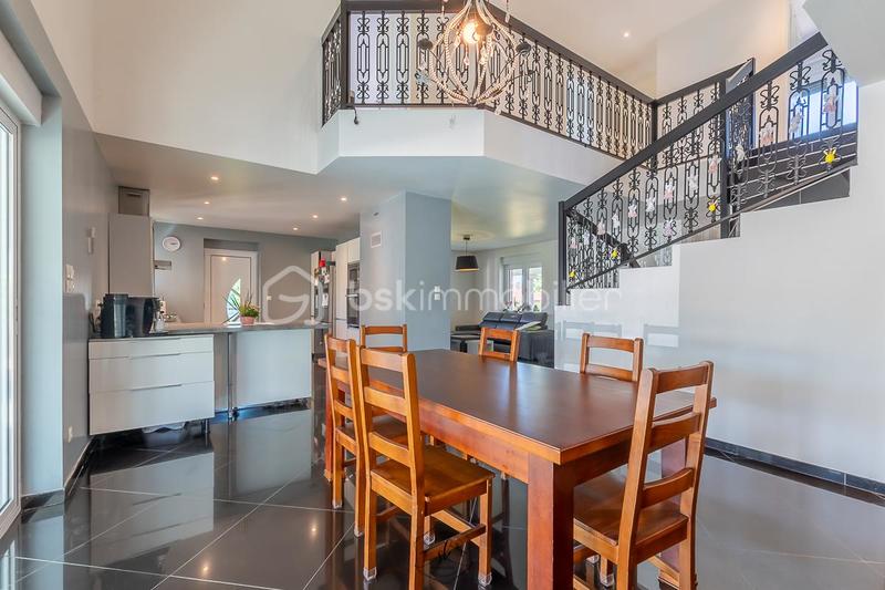 Propriété - 251 m² - 8 pièces