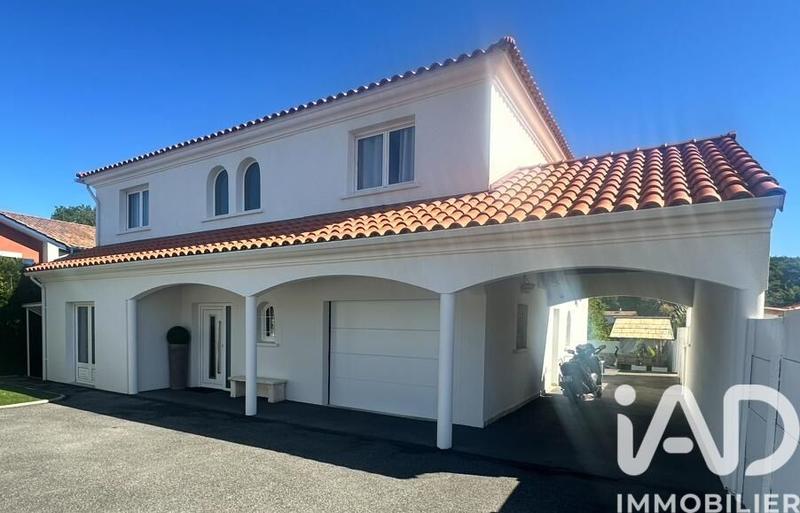 Maison - 328 m² - 6 pièces