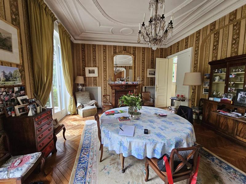 Maison - 338 m² - 8 pièces