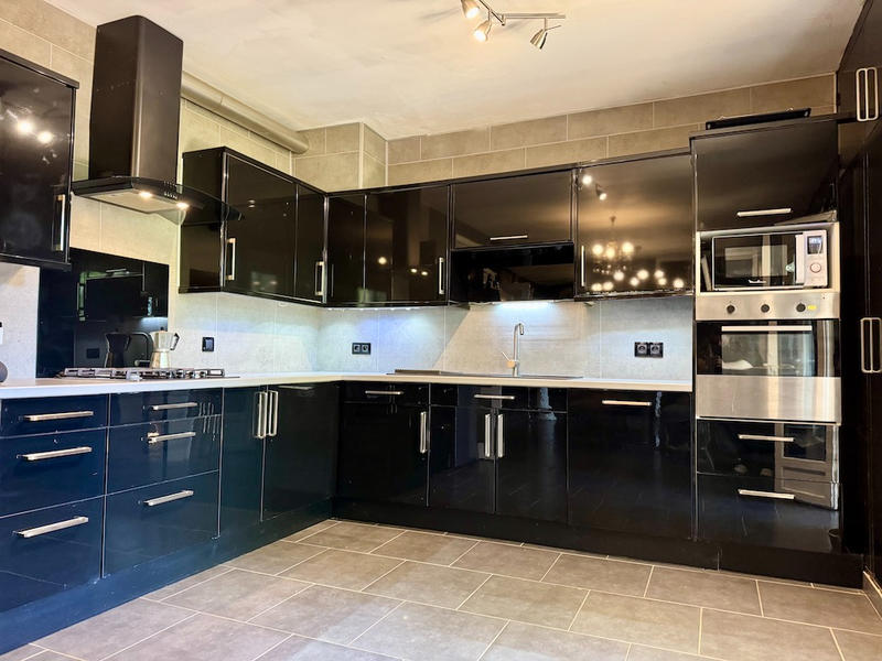 Maison - 211 m² - 8 pièces