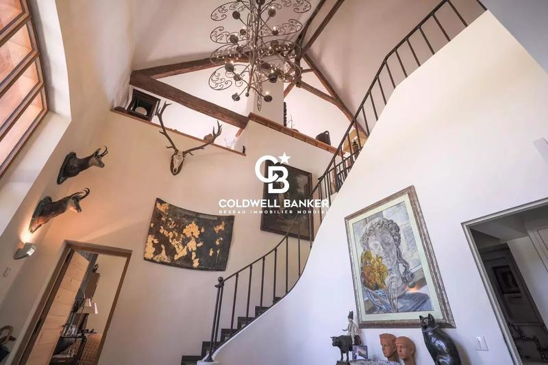 Propriété - 950 m² - 20 pièces