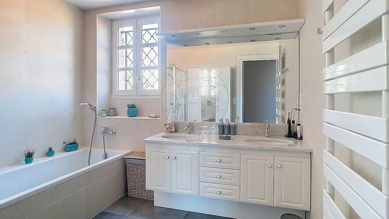 Maison - 275 m² - 9 pièces