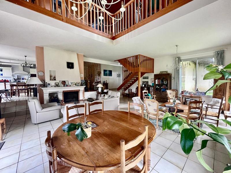 Maison - 329 m² - 11 pièces