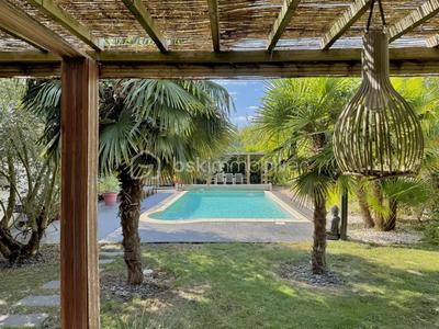 Maison - 250 m² - 8 pièces