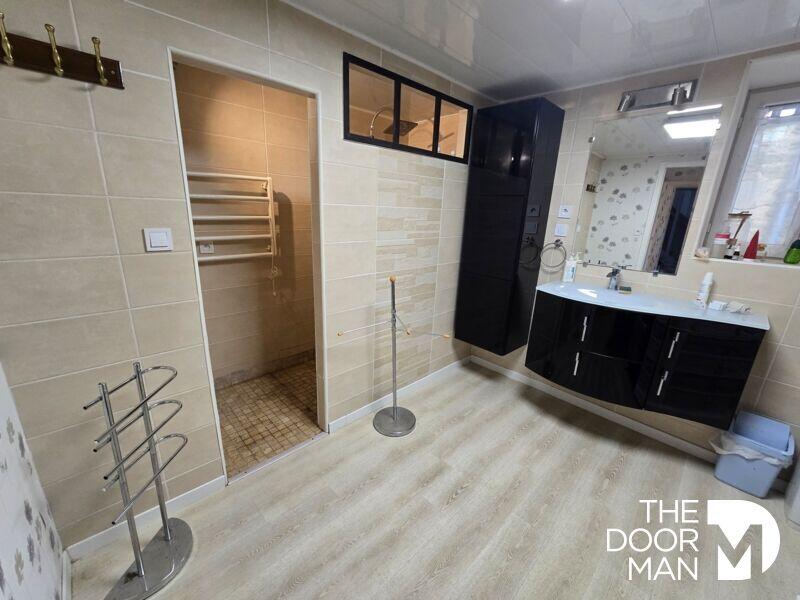 Maison - 250 m² - 6 pièces