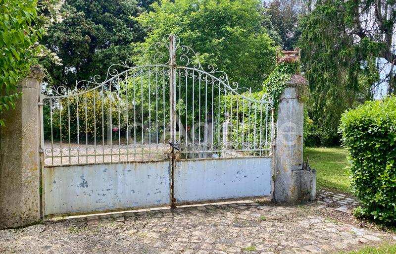 Propriété - 654 m² - 14 pièces