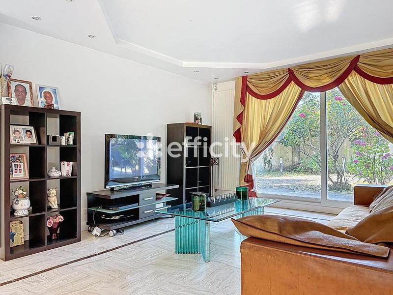 Maison - 240 m² - 7 pièces