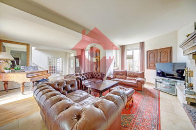 Maison - 360 m² - 10 pièces