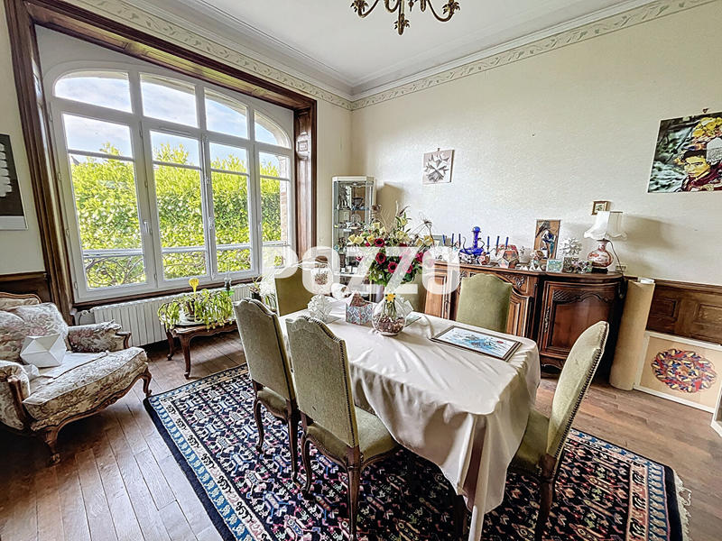 Maison - 249 m² - 9 pièces