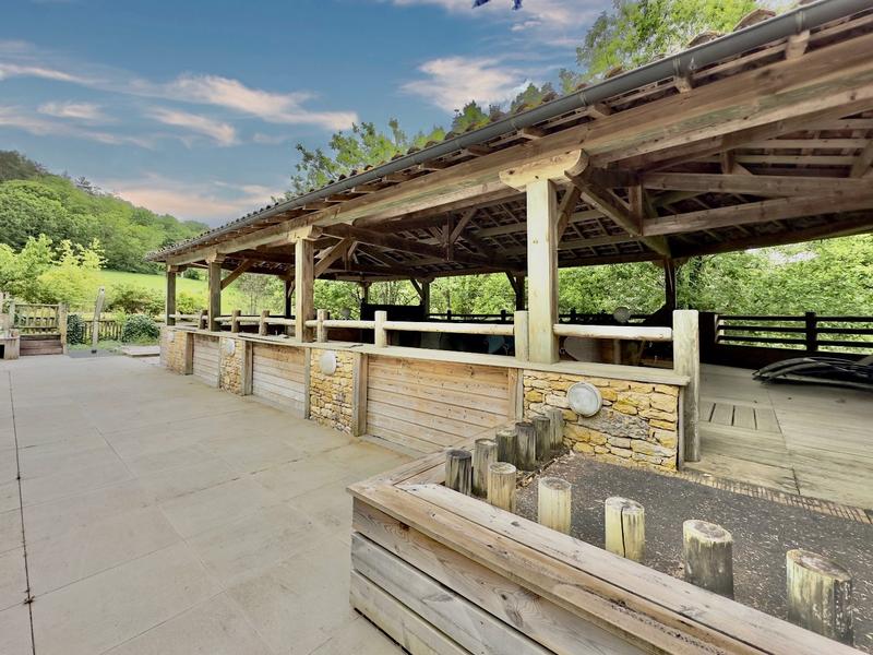 Maison - 1 700 m² - 45 pièces