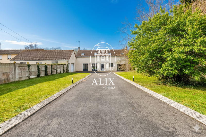 Maison traditionnelle - 246 m² - 8 pièces