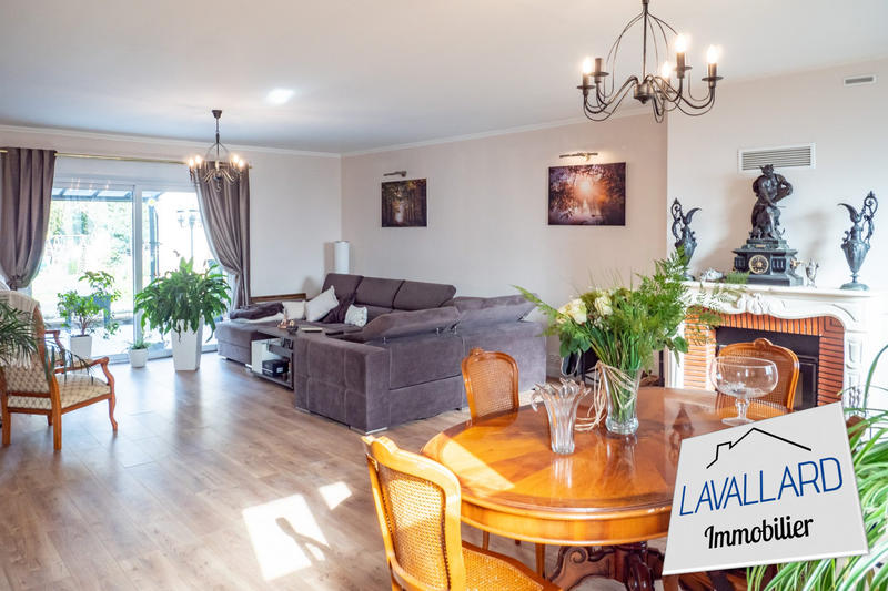 Maison - 205 m² - 9 pièces