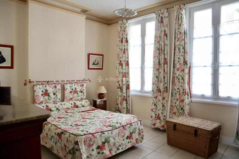 Maison - 275 m² - 10 pièces