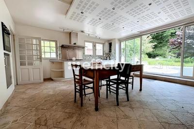 Maison - 240 m² - 8 pièces