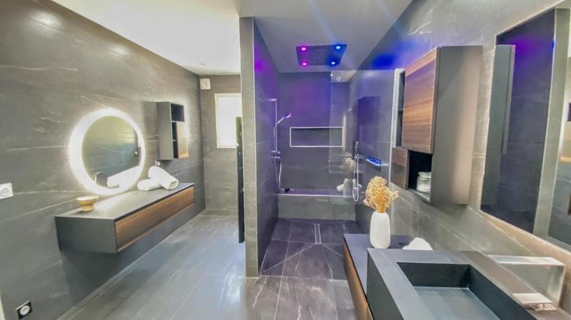 Propriété - 245 m² - 7 pièces