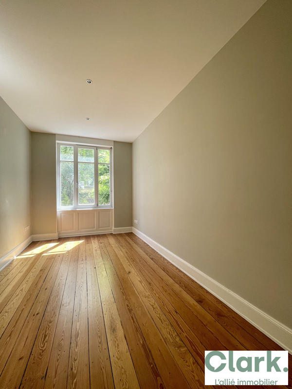 Local d'activités - 95 m² - 4 pièces