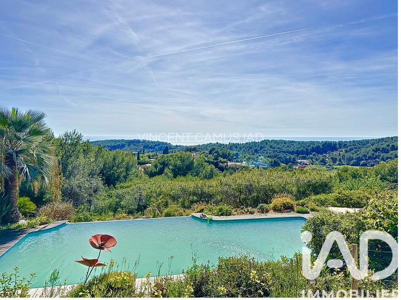 Maison - 240 m² - 6 pièces