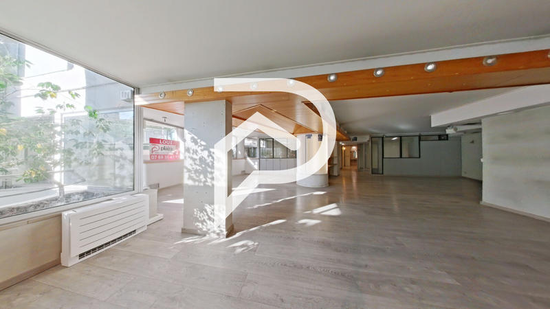 Local commercial - 303 m²