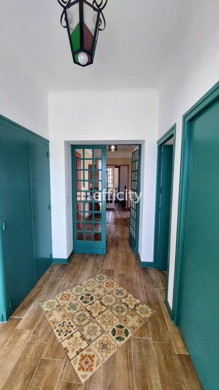 Demeure - 256 m² - 9 pièces