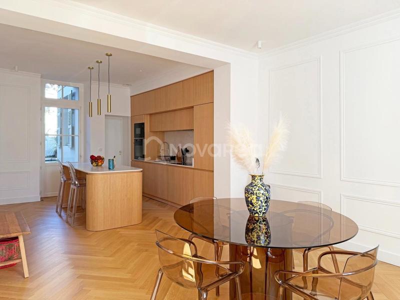 Maison de ville - 247 m² - 7 pièces