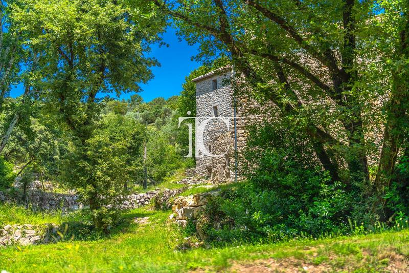 Maison - 305 m² - 14 pièces