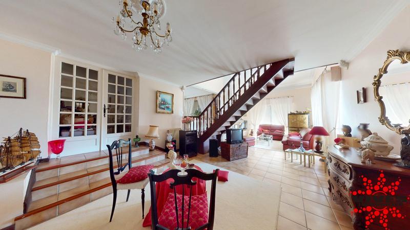 Maison - 220 m² - 5 pièces