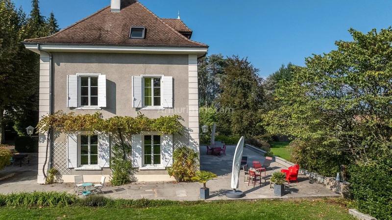 Maison - 241 m² - 10 pièces