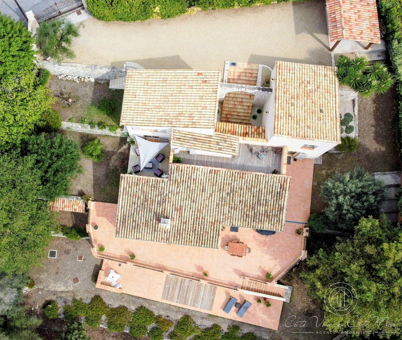 Maison - 234 m² - 8 pièces