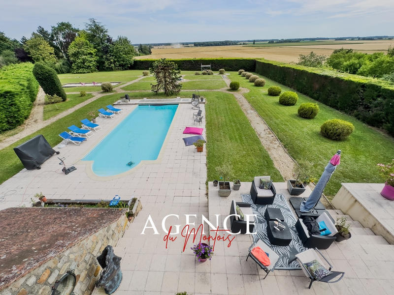 Maison - 232 m² - 7 pièces