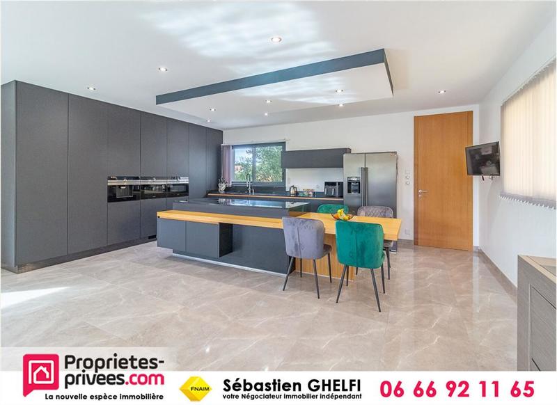 Maison - 207 m² - 7 pièces