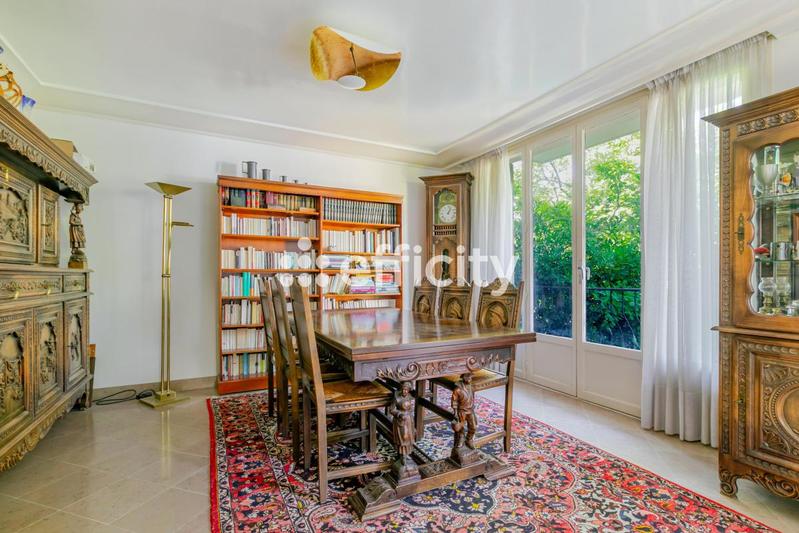 Pavillon - 223 m² - 7 pièces