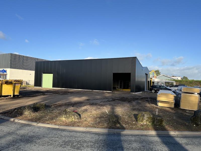 Local commercial - 1 266 m² - 3 pièces