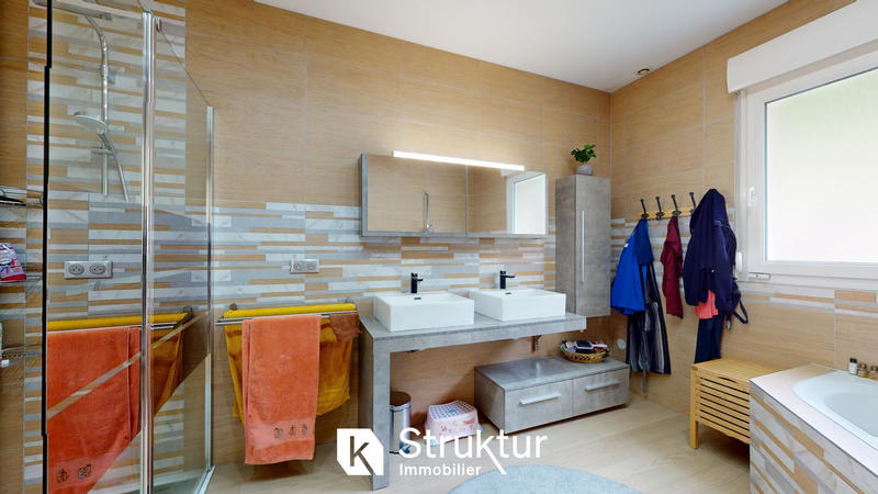 Maison - 247 m² - 7 pièces