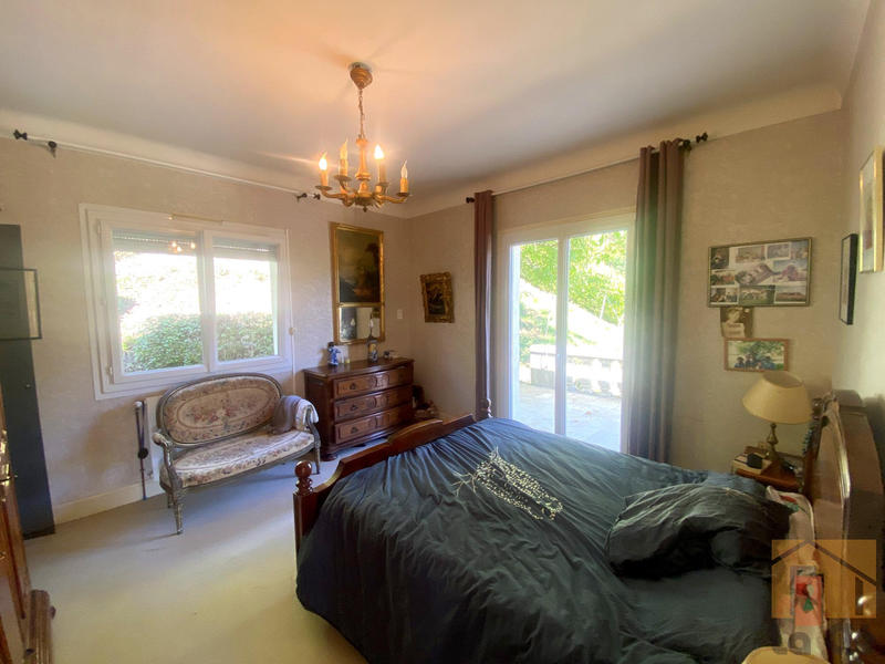 Maison - 270 m² - 9 pièces