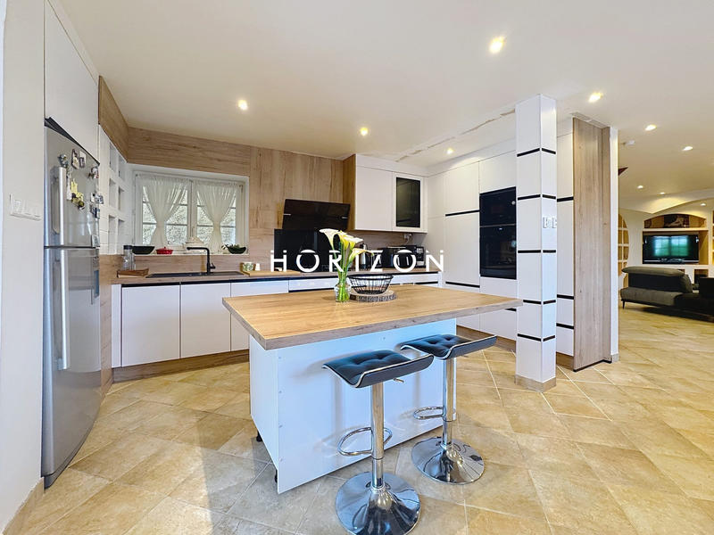 Maison - 201 m² - 6 pièces