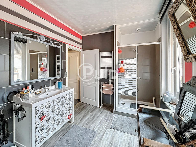 Maison - 210 m² - 10 pièces