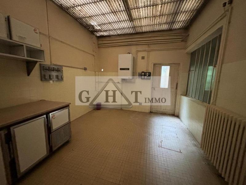 Entrepôt - 1 075 m²