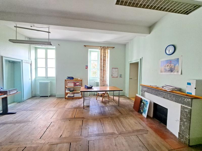 Château - 5 346 m² - 1 pièce