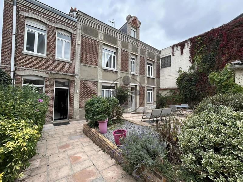 Maison - 280 m² - 9 pièces