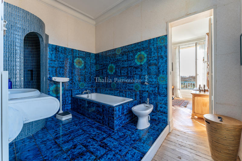 Propriété - 250 m² - 8 pièces