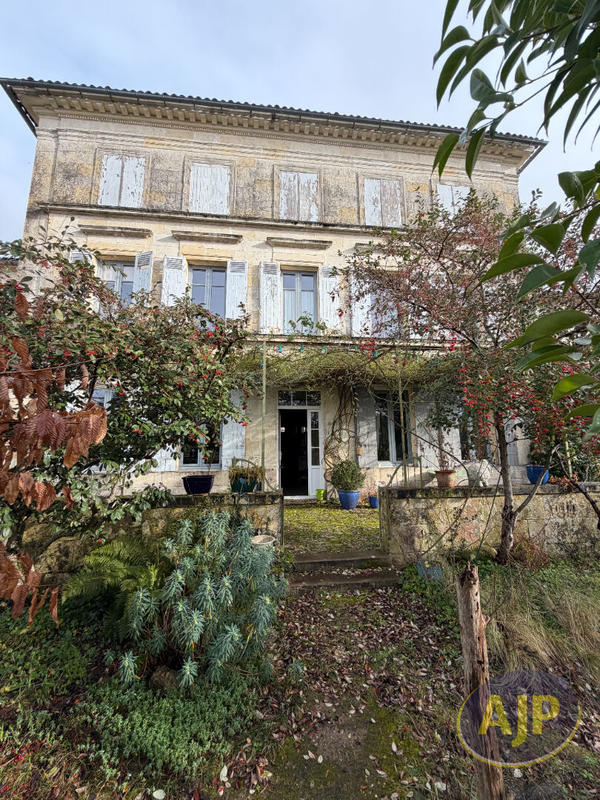 Maison - 278 m² - 9 pièces