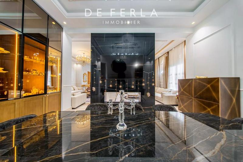 Villa - 1 200 m² - 12 pièces