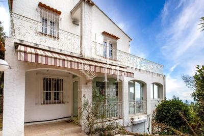 Maison - 237 m² - 7 pièces