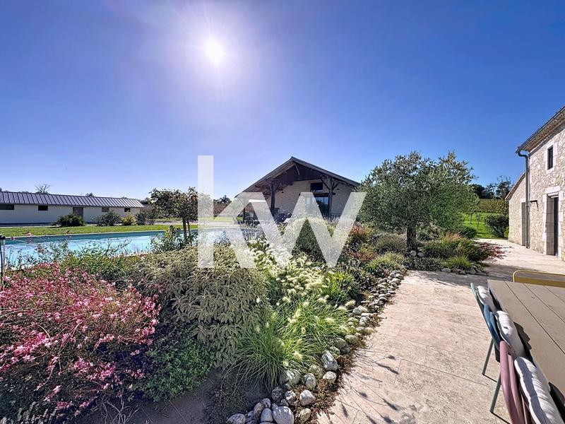 Maison - 956 m² - 10 pièces