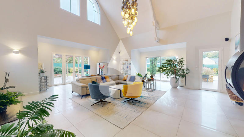 Maison - 270 m² - 8 pièces