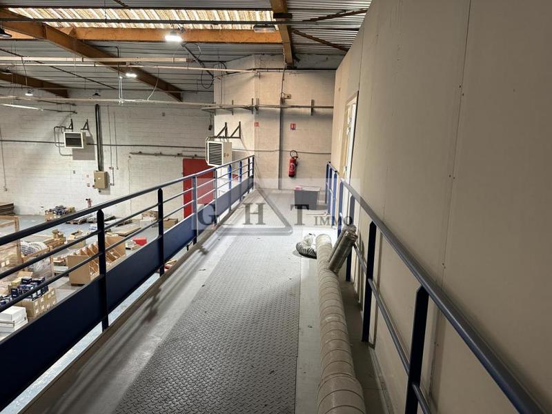 Entrepôt - 1 500 m²