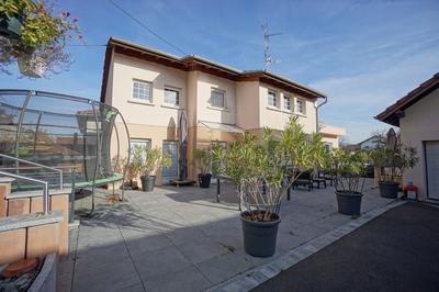 Maison - 242 m² - 10 pièces