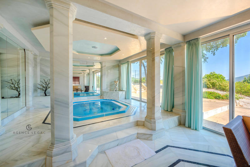 Propriété - 750 m² - 12 pièces